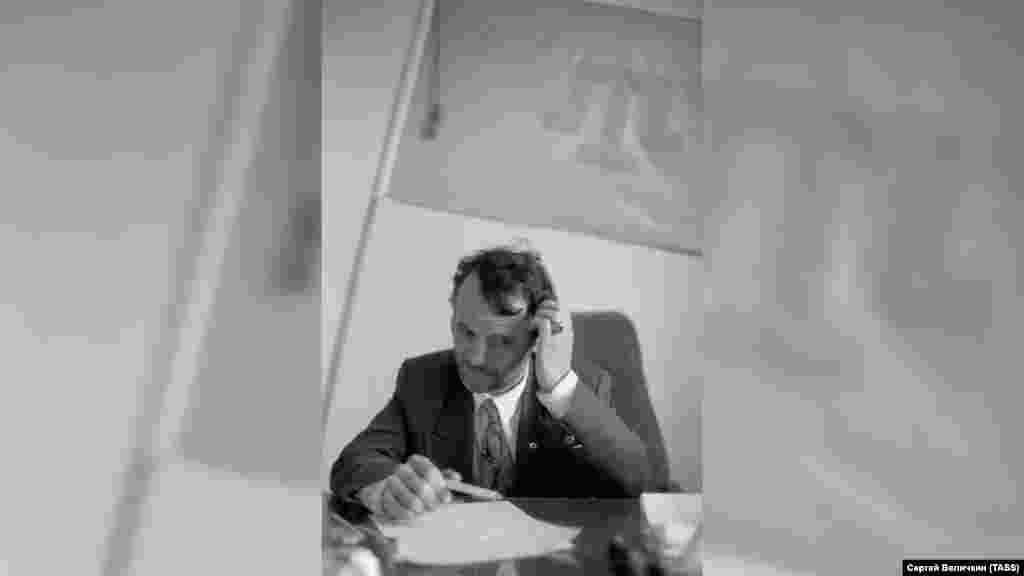 Червень 1994. Тоді ще один із керівників Меджлісу кримських татар Мустафа Джемілєв із тамгою на стіні свого кабінету