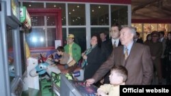 Нурсултан Назарбаев в бытность президентом на открытии развлекательного центра с женой Сарой и внуком Айсултаном (справа). Алматы, 1997 год. 
