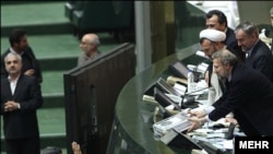 محمود احمدی‌نژاد در مجلس برای تقدیم لایحه بودجه ۱۳۹۰