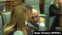 Foto nga arkiva - Kryeministri i Kosovës, Isa Mustafa (LDK) duke biseduar me zëvendëskryeministrin e parë të Kosovës, Hajredin Kuçi (PDK)