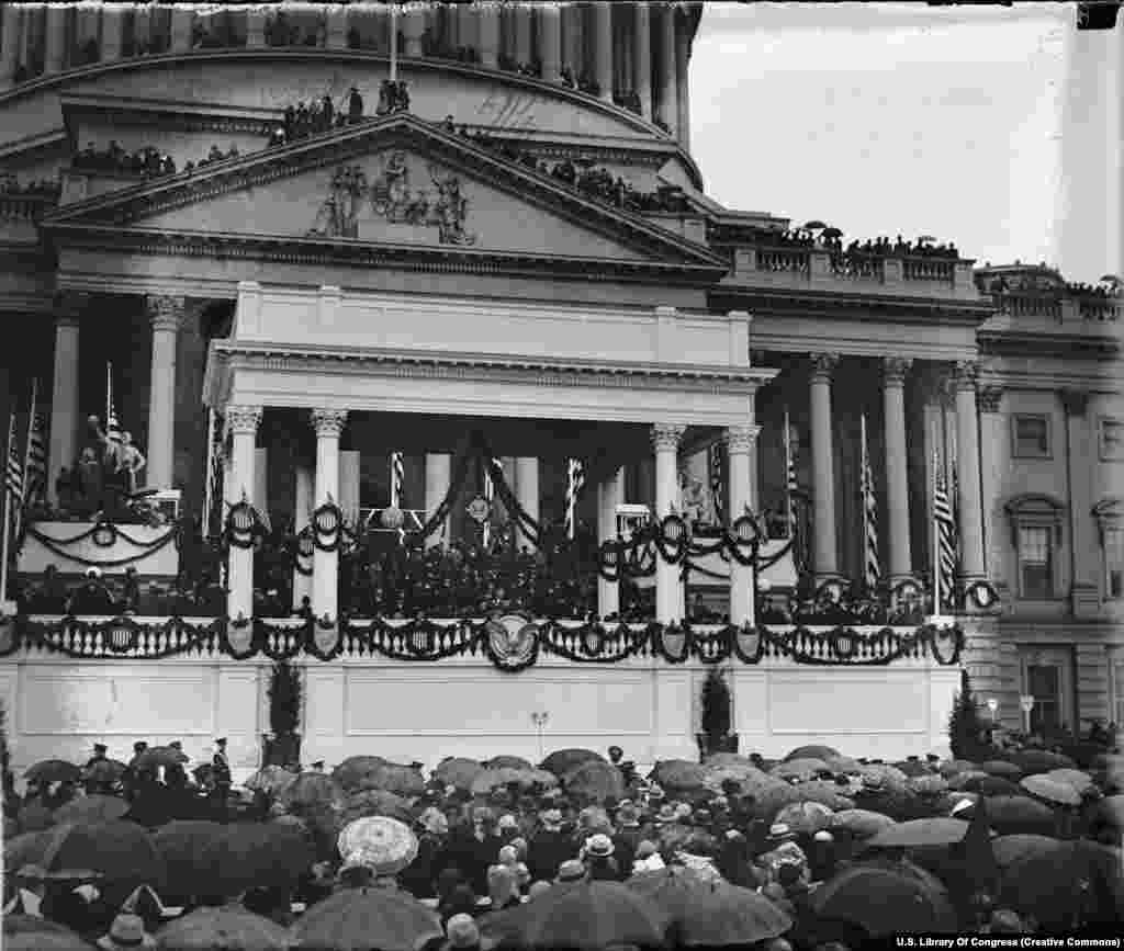 1929 жылғы 4 наурызда президент Герберт Гувердің инаугурациялық сөзін тыңдауға келген адамдар. Жиылған жұрттың бір бөлігі Капитолийдің үстіне шықса, бір бөлігі алдындағы көгалда тұрды. Бастапқыда инаугурация 4 наурызда өтетін. Бірақ 1933 жылы президенттер арасындағы өтпелі кезеңді қысқарту үшін конституцияға түзету енгізіліп, инаугурациялар 20 қаңтарда өтетін болды. 
