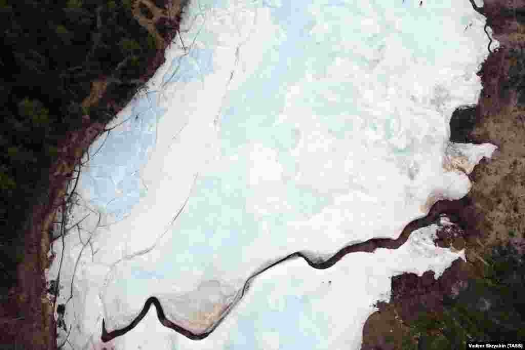 Глечерот и изворите под него се уникатен извор на вода за областа.