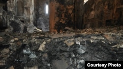 Запах гари, копоть, полуобвалившиеся стены и горы мусора высотой в два-три метра, продолжающие тлеть после недавнего пожара, - так вчера выглядела церковь Сурб Ншан, расположенная на одной из тбилисских улиц в старой части города (фото Елены Мечитовой)