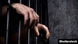 Surata düşündiriş: Täjik prokurory 2015-2016-njy ýyllar aralygynda 10 tussagyň türmeden boşadylmagynda galp resminamalaryň ulanylandygyny aýdýar.