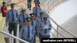 Polisiýa işgärleri. Illýustrasiýa suraty. Türkmenistan. Arhiwden alyndy. 