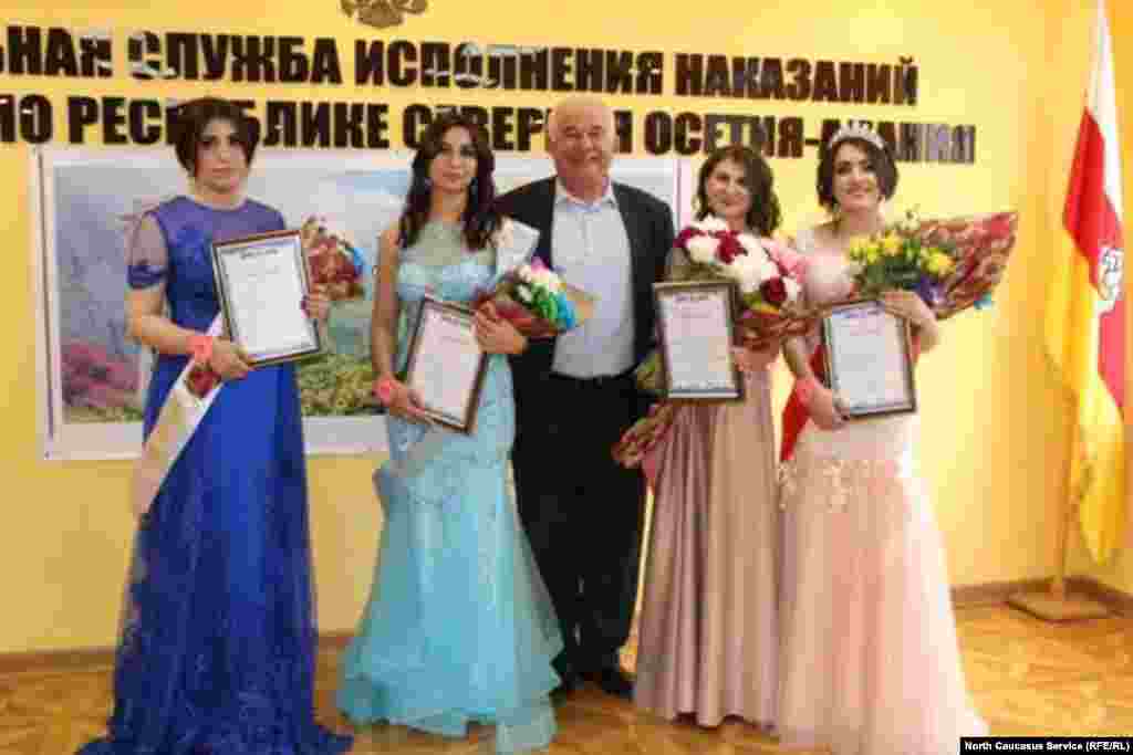 С финалистками пожелал сфотографироваться и председатель совета ветеранов УФСИН по республике Хазби Дзебоев