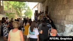 Ուսուցիչները սպասում են թեստավորման Երևանի թիվ 8 պոլիկլինիկայում