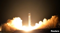 Түндүк Корея континент аралык баллистикалык ракетасын сынаган учур. 29-ноябрь, 2017-жыл. Архивдик сүрөт.