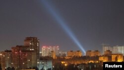 Rus dronlary 9-njy sentýabrda Kiýewe hüjüm edende ukrain harbylary gözleg çyralaryny ulanyp, asmandaky dronlary gözleýär. 