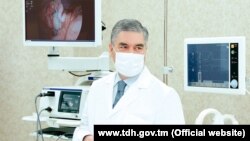 Президент Туркменистана Гурбангулы Бердымухамедов на церемонии открытия новой клиники для лечения COVID-19 в Ызганте — родном селе его отца. Архивное фото