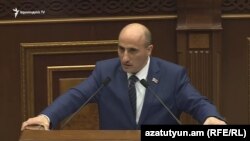 «Քաղաքացիական պայմանագիր» խմբակցության պատգամավոր Վահագն Հովակիմյանը ելույթ է ունենում Ազգային ժողովում, արխիվ