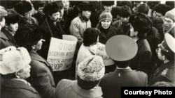 “Кыргызстан” Демократиялык Кыймылынын өкүлдөрү Фрунзе (азыркы Бишкек) шаарынын "Ала-Тоо" аянтында нааразылык жыйынын куруп, советтик аскерлердин Балтика өлкөлөрүнөн чыгарылышын талап кылышты. Ураандардын биринде “Эсиңерге келгиле! Аскердик кол салуу – дем