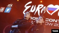 Russia -- Armenian Eurovision entrants Anush and Inga Arshakian perform at the Russian party held in the Euro-House, Moscow, 14May2009