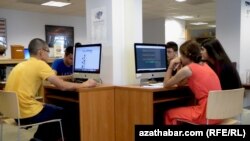 Türkmenistan. Internet kafede internet ulanýan studentler. Arhiw suraty