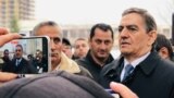 Azerbaýjanyň oppozisiýa lideri Ali Karimli (sagda) 2-nji dekabrda Nesimi etrap sudunuň binasynyň daşynda dur