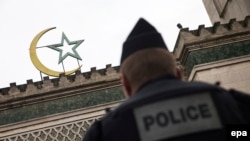 По словам Ахмеда Закаева, спецслужбы всех европейских стран, в которых сосредоточены молодежные движения джамааты, владеют абсолютно всей информацией