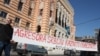 Jedan od transparenata ispred Vijećnice uoči održavanja savjetovanja, Sarajevo