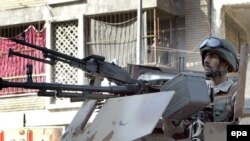 یک افسر ارتش عراق در حال گشت زنی در مرکز شهر بغداد