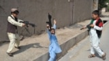 د ۲۰۱۳ز کال د لوی اختر دویمه ورځ. ماشومان په پلاسټیکي وسلو لوبې کوي. فعالان وايي، جعلي وسلې او لوبتکې ماشومان تاوتریخوالي ته هڅوي.