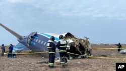 Казахстанские спасатели на месте крушения самолета авиакомпании Azerbaijan Airliner 