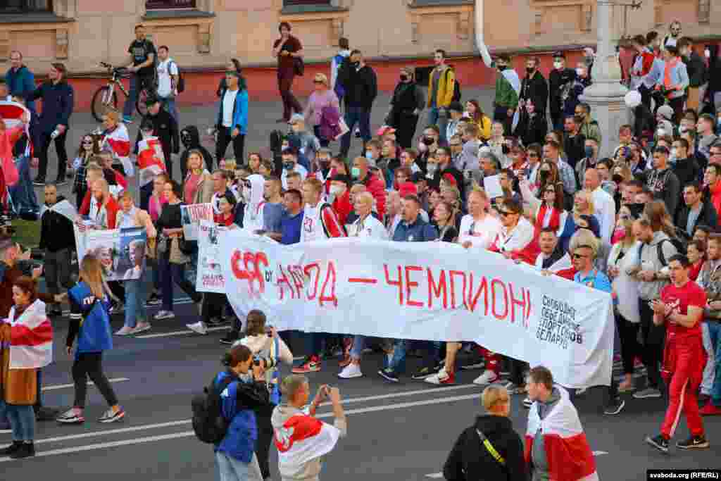 Калёна на чале зь вядомымі спартоўцамі, якія несьлі расьцяжку «Народ — чэмпіён», некалькі разоў скіроўвалася ў бок блёку сілавікоў і сыстэмы «Рубеж»