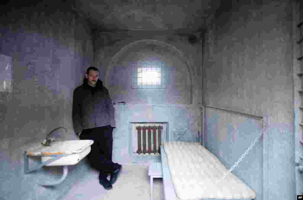 Oleg Navalnîi, fratele disidentului rus încarcerat Aleksei Navalnîi, pozează în interiorul unei replici a celulei lui Navalnîi, construită de susținători și activiști în fața Ambasadei Rusiei din Berlin.