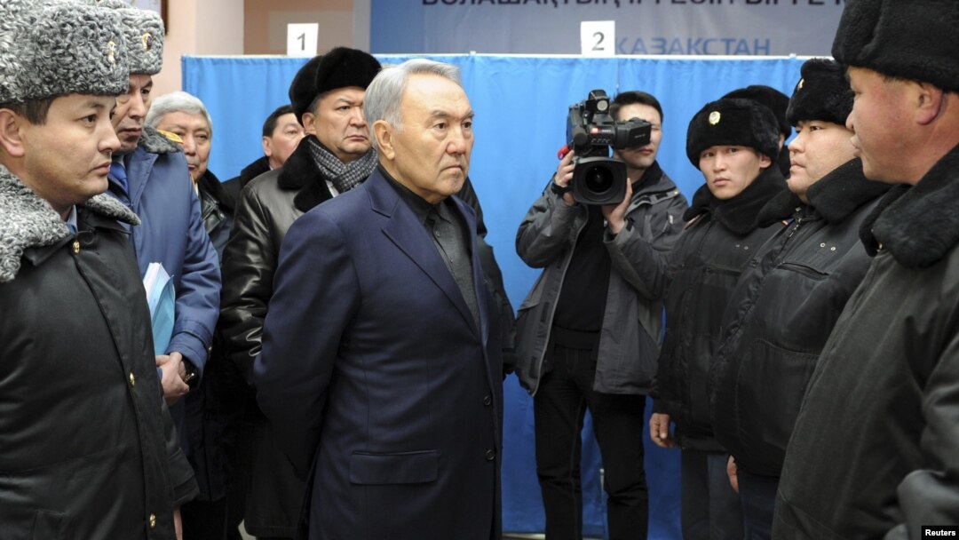 Президент Казахстана Нурсултан Назарбаев во время встречи с полицейскими Жанаозена, 22 декабря 2011 года. 