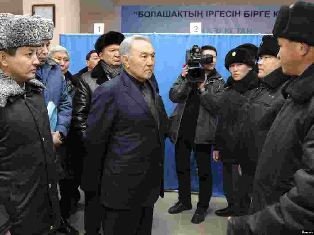 16 декабри соли 2011 дар шаҳри Жанаозен коргарон гирдиҳамоӣ карданд ва аз тарафи мақомоти қудратӣ ҳудуди 16 нафари онҳо кушта шуд. Назарбоев 22 декабри соли 2011 дар иҳотаи полис ба саволи хабарнигорон ҷавоб медиҳад. 