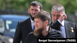 Нохчийчоьнан куьйгалхо Кадыров Рамзан а, парламентан спикер Даудов Мохьмад а, Госдуман депутат Делимханов Адам а.
