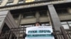 Москвада Думанын имаратынын алдында "Журналист аялдардан колуңарды тарткыла!" деген ураанды көтөрүп турган аял. 21-март, 2018-жыл. 
