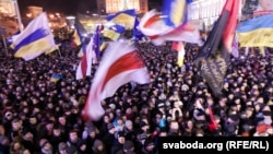 Концерт білоруського панк-рок гурту «Ляпіс Трубецкой» на Майдані Незалежності. Київ. 7 грудня 2014 року