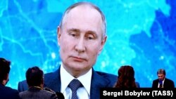 Президент Росії Володимир Путін бере участь у режимі відеоконференції в щорічній пресконференції. Москва, 17 грудня 2020 року