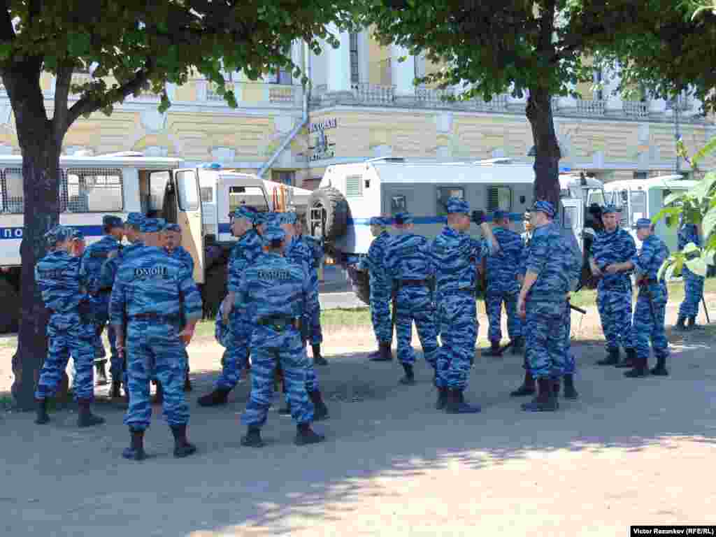 В целях безопасности участников прайда до метро отвозили на автобусах, и на этот раз никто камни в их стекла не кидал.«Наци заняты Донбассом», говорили активисты, покидая Марсовое поле. Впервые в Петербурге мероприятие ЛБГТ-сообщества прошло без столкновений.