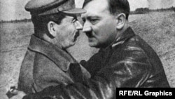 Iosif Staliniň we Adolf Hitleriň gujaklaşýan pursaty. Kollaž