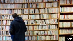 Китеп издеген ышкыбоз. Франциянын Бешерел шаарындагы эски китептер жармаңкеси. 2-апрель, 2018-жыл. 