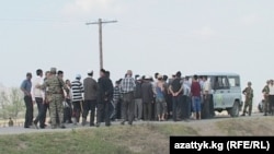 Кыргыз-тажик чегиндеги жол тосуу. Баткен, Кара-Бак айылы, 18-апрель, 2011. (Сүрөттүн азыркы окуяга тиешеси жок.)