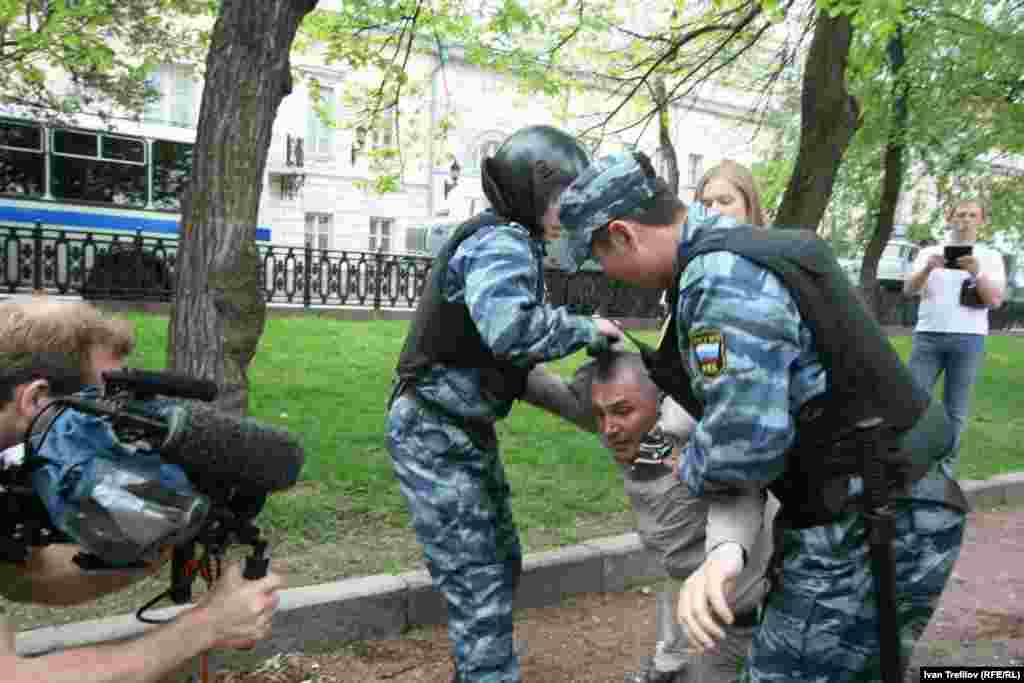 Инаугурация көнендә оппозициянең "Ак шәһәр" протест чарасына чыгучыларны тоткарлаулар