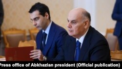 Инал Ардзинба и Аслан Бжания, архивная фотография