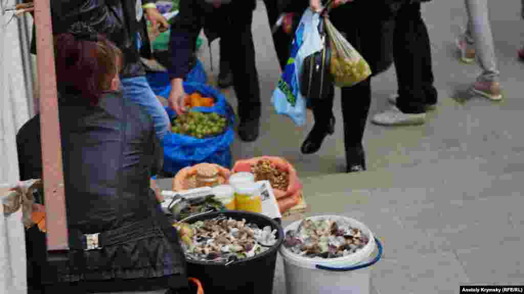 У підземному переході на площі Куйбишева в Сімферополі жінка продає два відра «мишенят», або сірої рядовки