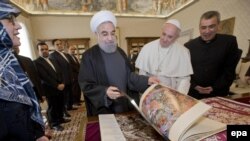 حسن روحانی در دیدار با پاپ فرانسیس کتابی از آثار فرشچیان به وی هدیه کرد.