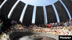 Armenia - Armenians lay flowers at the Armenian Genocide Memorial in Yerevan, 24Apr2012.