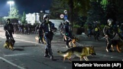 Бишкекте 5-6-октябрдагы башаламандыктарда ички иштер органдарынын 600дөн ашык кызматкери жаракат алган. 5-октябрь, Бишкек шаары.