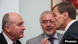 ԵԱՀԿ-ի Մինսկի խմբի համանախագահներ Ռոբերտ Բրադկեն (աջից), Յուրի Մերզլյակովը (կենտրոնում) եւ Բեռնար Ֆասիեն