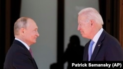 ABŞ-nyň prezidenti Jo Baýden we Russiýanyň prezidenti Wladimir Putin (çepde) Ženewada duşuşýar. 16-njy iýun, 2021.