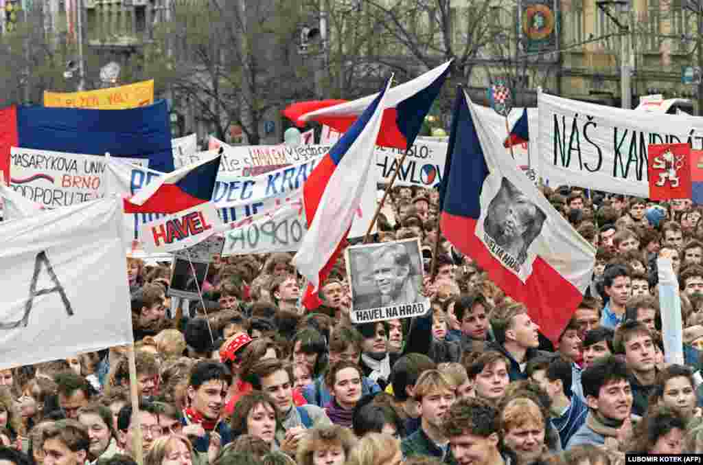 Kommunistler yza çekilip, azat saýlawlary geçirmäge razy bolansoň hem, adamlar köpçülikleýin üýşmegini dowam etdirdiler. 1989-njy ýylyň 19-njy noýabrynda Waslaw meýdançasynda jemlenen protestçiler Waslaw Haweliň prezident bolmagyny goldaýan şygarlary öňe sürdüler. 