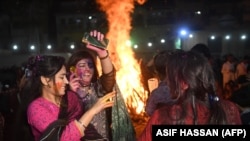 په کراچۍ جینکۍ هولي لمانځي ـ پخوانی انځور.