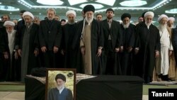 در نماز میت برای محمود هاشمی شاهرودی بسیاری از رهبران جمهوری اسلامی حضور داشتند. 