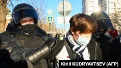 Полицијата во Москва изврши неколку апсења пред градскиот суд во Москва.