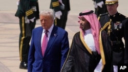 Президент США Дональд Трамп с наследным принцем Мохаммедом бин Салманом. Аэропорт Эр-Рияда, 13 мая 2025 года