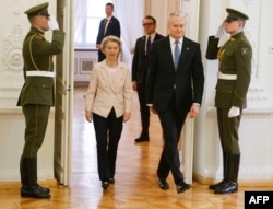 Президентът на Литва Гитанас Науседа (вдясно) и председателката на Европейската комисия Урсула фон дер Лайен в президентския дворец във Вилнюс, Литва, 9 февруари 2025 г.